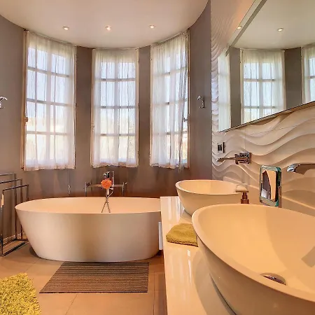 Un Palais Au Prix D'un 3 Etoiles Apartment